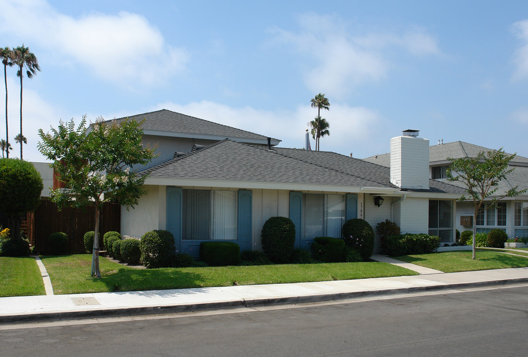 17061 Pinehurst Ln in Huntington Beach, CA - Building Photo