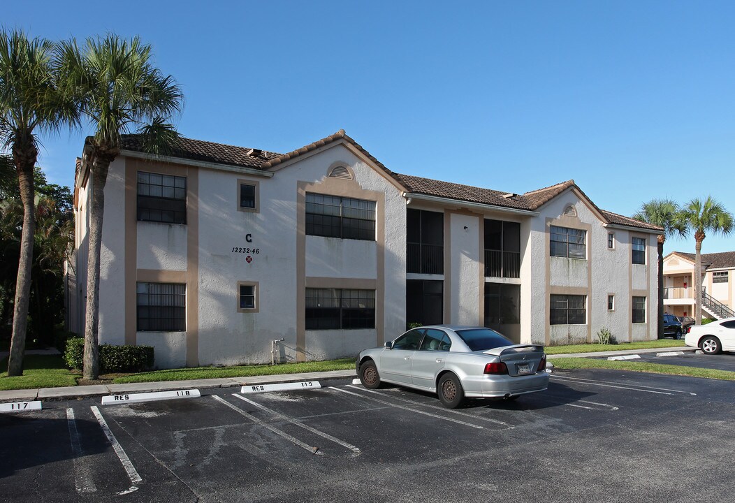 Grenadier Trace in Coral Springs, FL - Foto de edificio