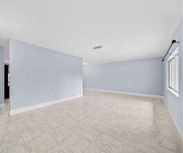 8500 SW 87th Ave in Miami, FL - Building Photo - Building Photo