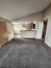 4646 Tracylynn Ln in Las Vegas, NV - Building Photo - Building Photo