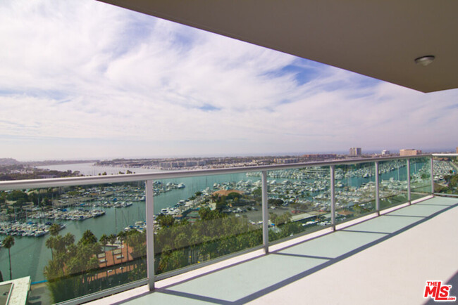 13600 Marina Pointe Dr in Los Angeles, CA - Building Photo - Building Photo