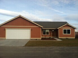 2212 NE Arapahoe Ct in Redmond, OR - Building Photo