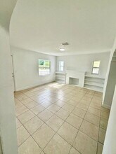 445 NW 44th St in Miami, FL - Building Photo - Building Photo