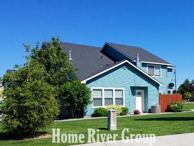 1304 Ivy St in Nampa, ID - Building Photo
