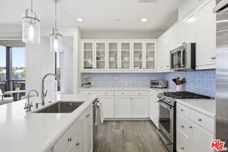 12510 W Fielding Circle in Los Angeles, CA - Building Photo - Building Photo