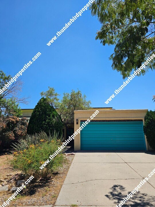 8612 Liberty Dr NE in Albuquerque, NM - Building Photo