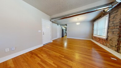 6020 Rockhill Rd in Kansas City, MO - Building Photo - Interior Photo