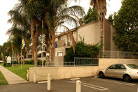 Arrow Wood Apartments in Fontana, CA - Foto de edificio - Building Photo