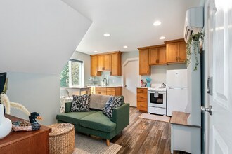 1041 NW Connell Ave in Hillsboro, OR - Building Photo - Building Photo