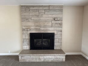 233 Manor Dr in Riverdale, IA - Foto de edificio - Building Photo