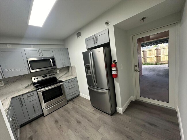 12005 SW 14th St in Miami, FL - Foto de edificio - Building Photo