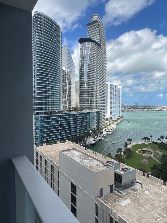77 SE 5th St, Unit 2015 in Miami, FL - Foto de edificio