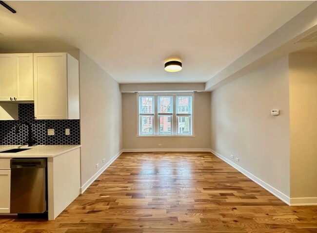 655 W Wrightwood Ave, Unit 300