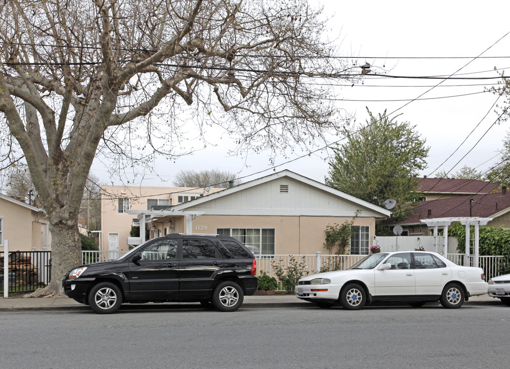 1129 Willow Rd in Menlo Park, CA - Building Photo