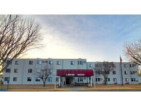 215 Linden Ave W in Winsted, MN - Building Photo