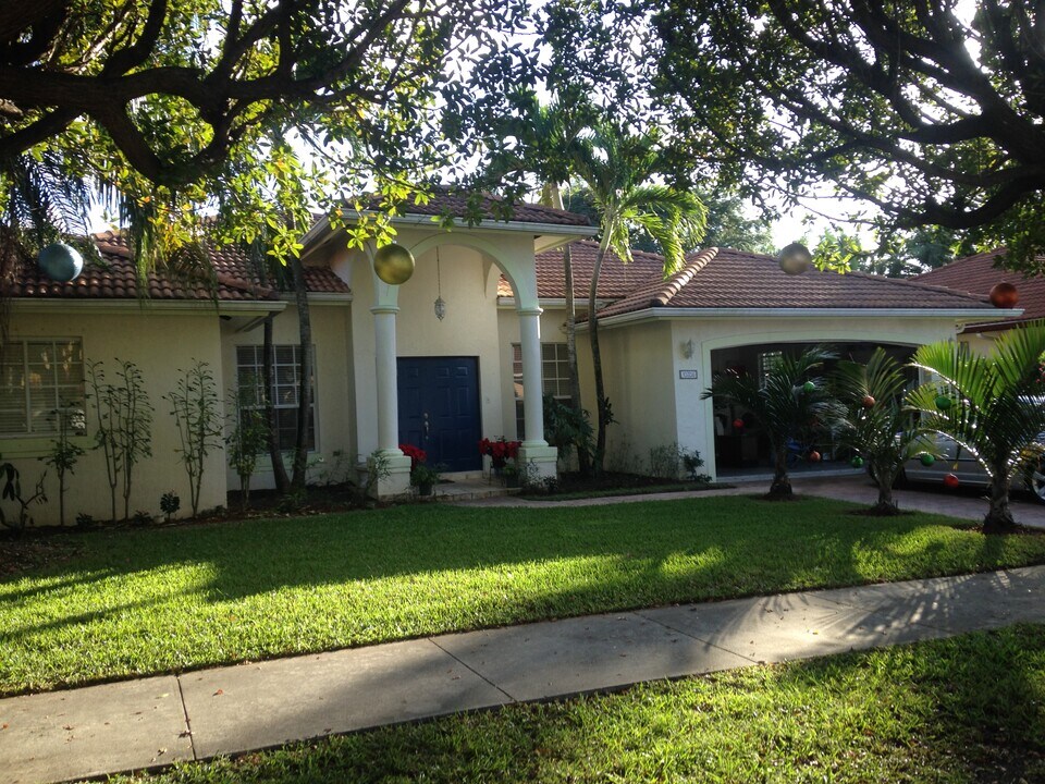 15756 SW 102nd St in Miami, FL - Building Photo