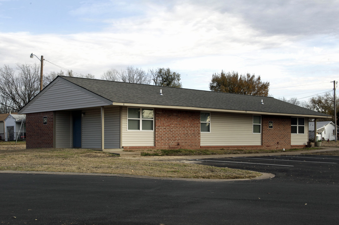 Bull Dogger Apartments in Dewey, OK - Building Photo