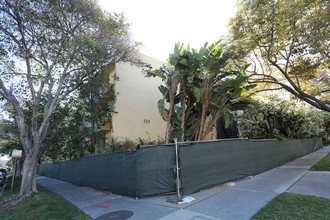 328 N Maple Dr in Beverly Hills, CA - Building Photo - Building Photo