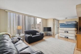 71 E Division St in Chicago, IL - Building Photo - Building Photo