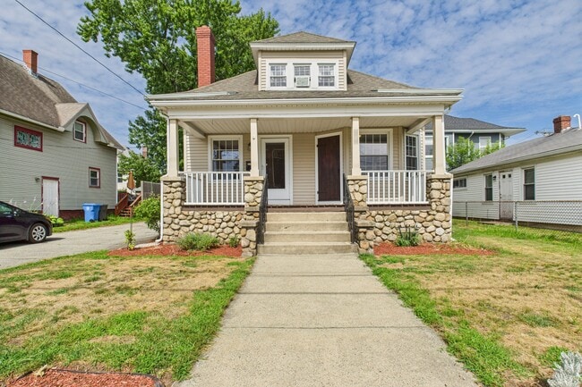 575 Pontiac Ave in Cranston, RI - Building Photo - Building Photo