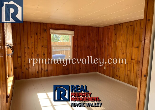 216 E Ave B in Jerome, ID - Foto de edificio - Building Photo