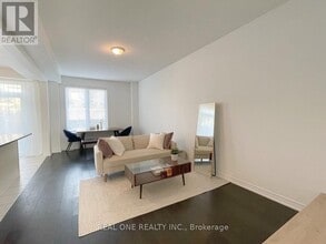 90 Raymond Rd in Hamilton, ON - Building Photo - Building Photo