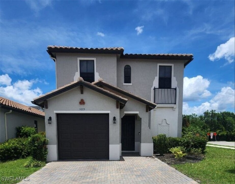 9015 Madrid Cir in Naples, FL - Building Photo