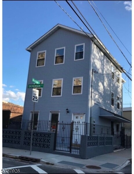 32 Dickerson St in Newark, NJ - Building Photo