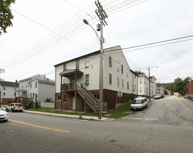 582 N Main St in Norwich, CT - Building Photo - Building Photo