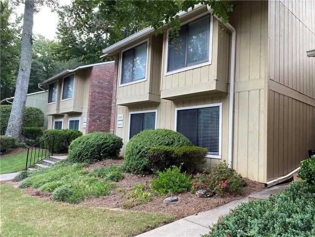 2207 Surrey Ct