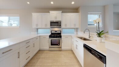 5242 SE Thornapple St in Hillsboro, OR - Building Photo - Building Photo