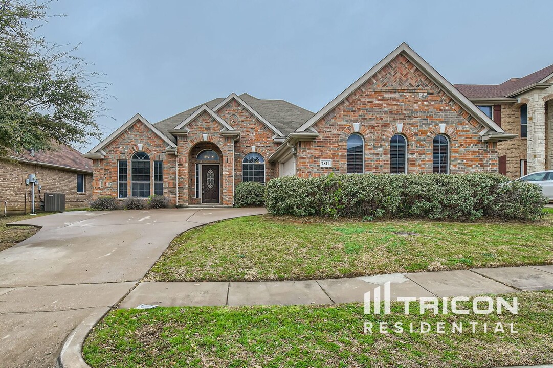7814 Longbow Ln in Arlington, TX - Building Photo