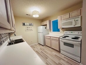 7151 W Friendly Ave in Greensboro, NC - Building Photo - Building Photo