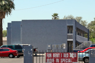 Hillcrest Arms in Phoenix, AZ - Building Photo - Building Photo