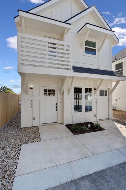 2002 W 2nd St in Taylor, TX - Building Photo