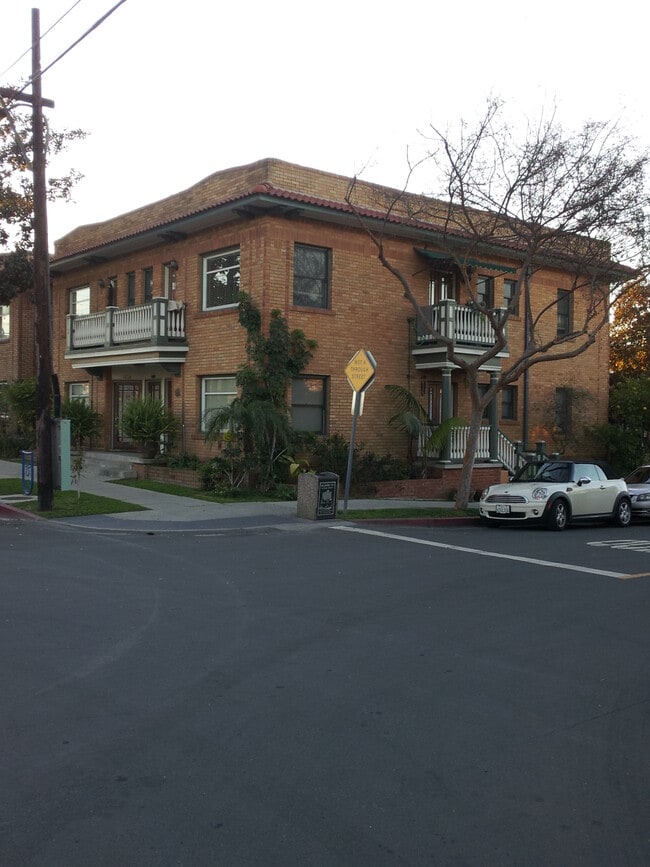 640 W 8th St