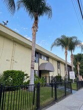 13001 Vanowen St in North Hollywood, CA - Foto de edificio - Building Photo