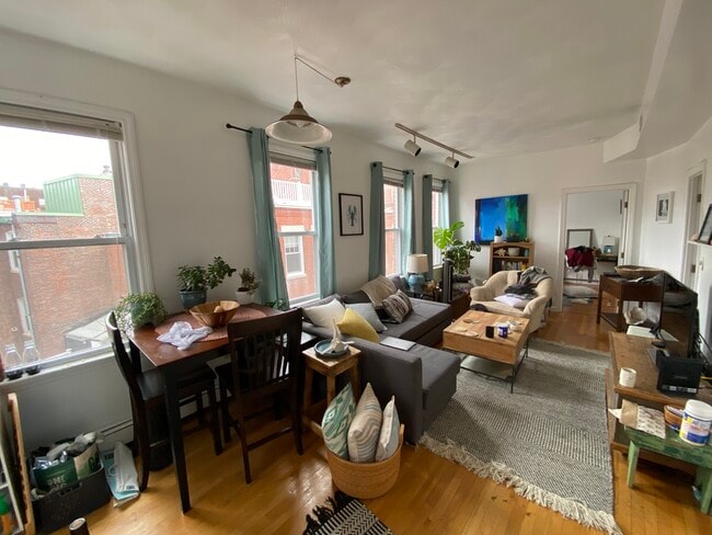 25 Hanover Ave, Unit 3 in Boston, MA - Foto de edificio - Building Photo