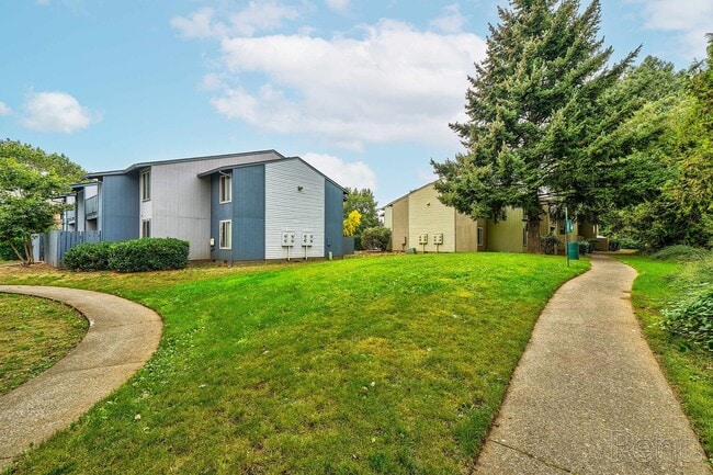 Images Highland Apartments in Gresham, OR - Foto de edificio - Building Photo