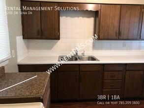 3208 SW Sena Dr in Topeka, KS - Building Photo - Building Photo