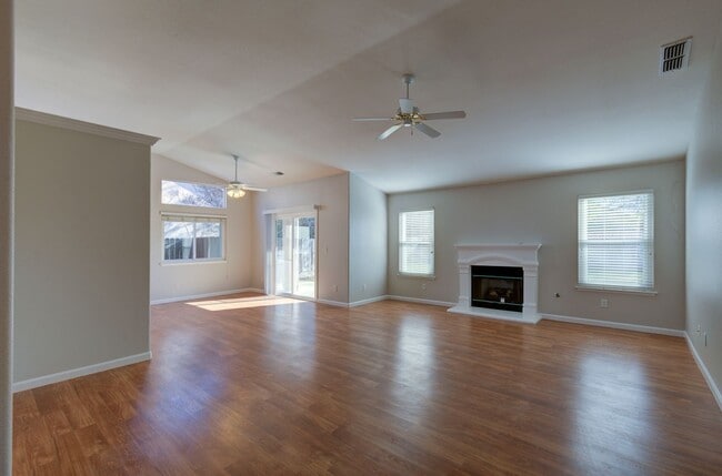 5149 W Celeste Ave in Fresno, CA - Foto de edificio - Building Photo