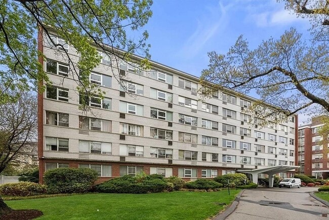 10 Hammond Pond Pkwy in Newton, MA - Building Photo - Building Photo
