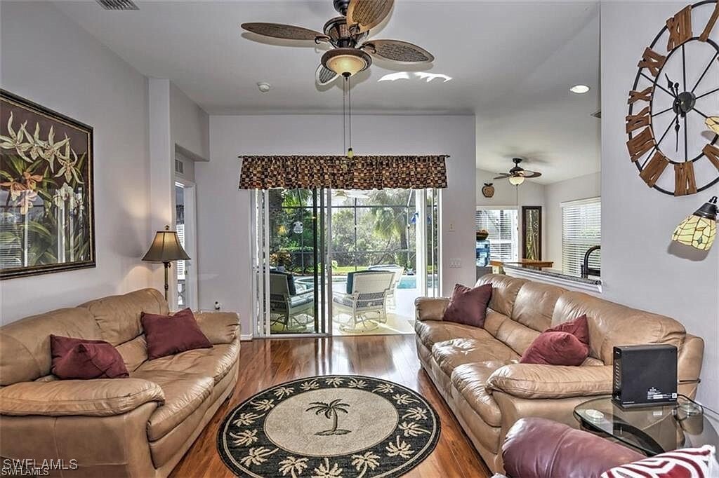 10018 Oakhurst Way in Ft. Myers, FL - Foto de edificio