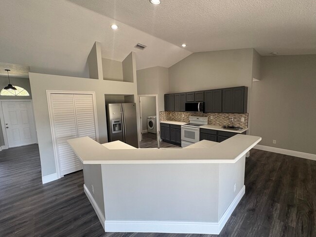 1196 SE Puritan Ln in Port St. Lucie, FL - Building Photo - Building Photo