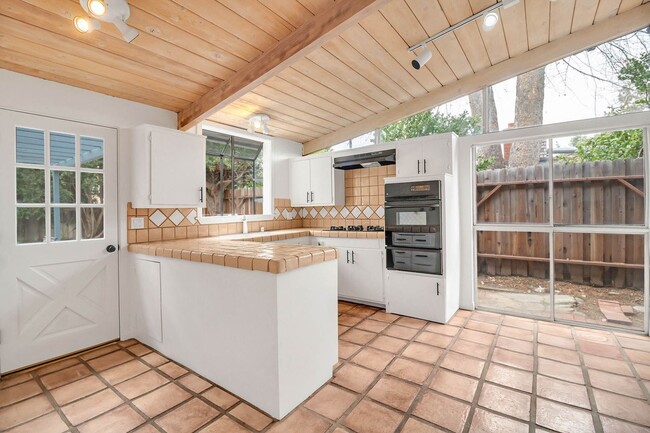 22912 Calabash St in Los Angeles, CA - Building Photo - Building Photo