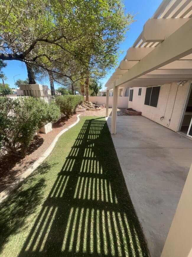 1084 Coral Desert Dr in Las Vegas, NV - Foto de edificio - Building Photo