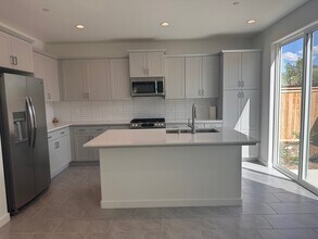 696 Philip Way in Madera, CA - Foto de edificio - Building Photo