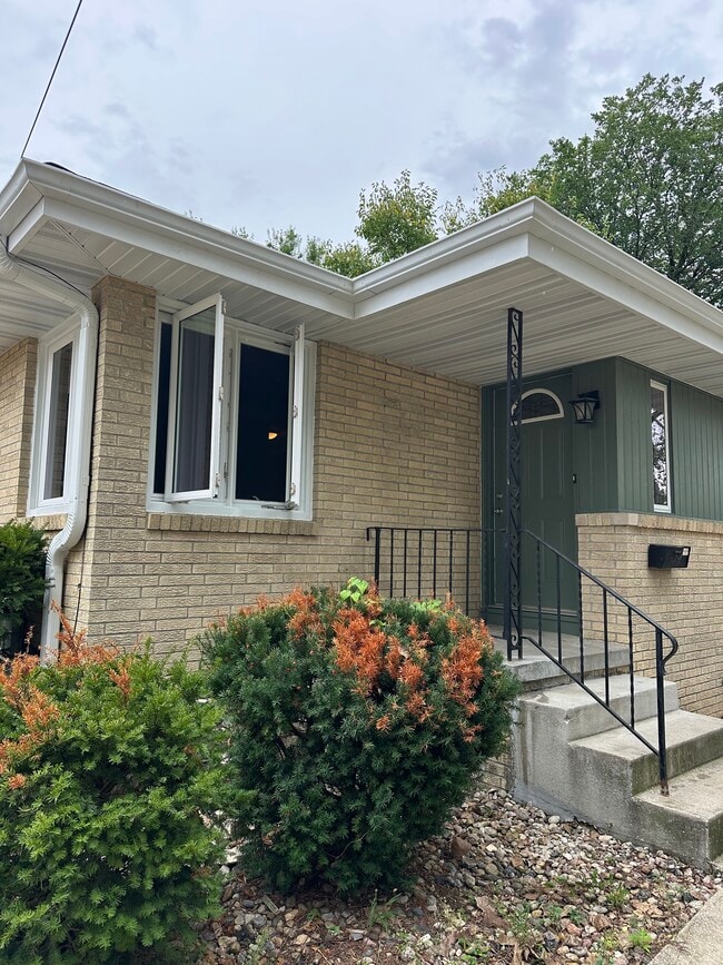 6036 Urbandale Ave in Des Moines, IA - Foto de edificio - Building Photo