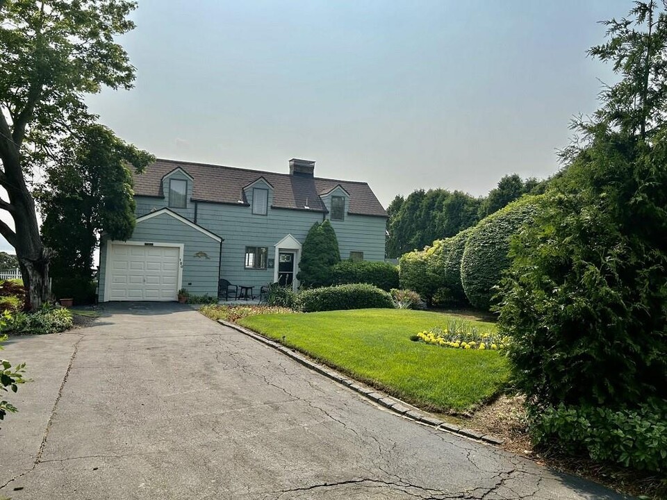 160 Colonel John Gardner Rd in Narragansett, RI - Foto de edificio