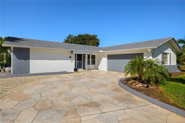 248 Bay Meadows Dr in Naples, FL - Building Photo - Building Photo